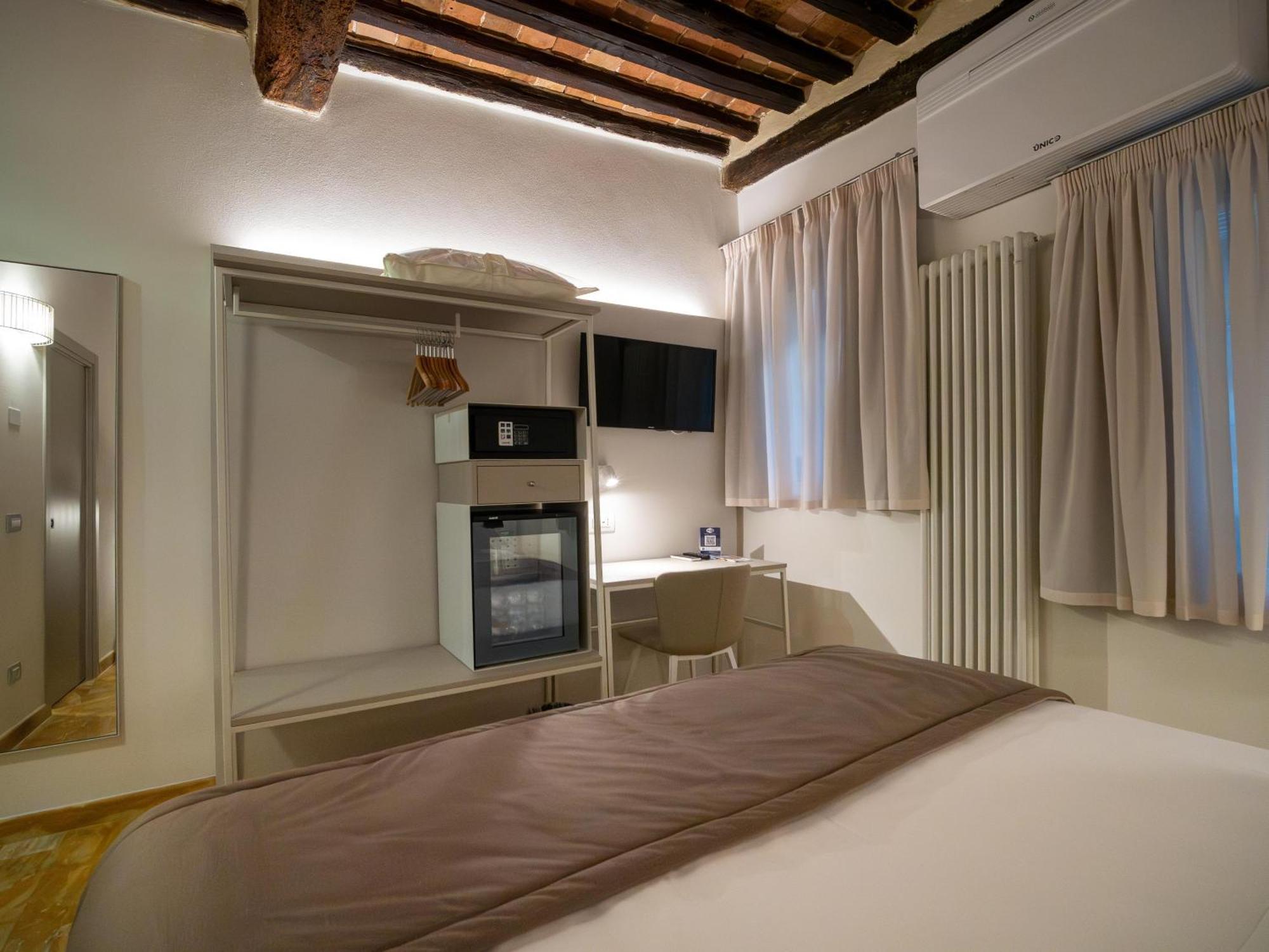 Torre Del Fuggisole Hotel Siena Buitenkant foto